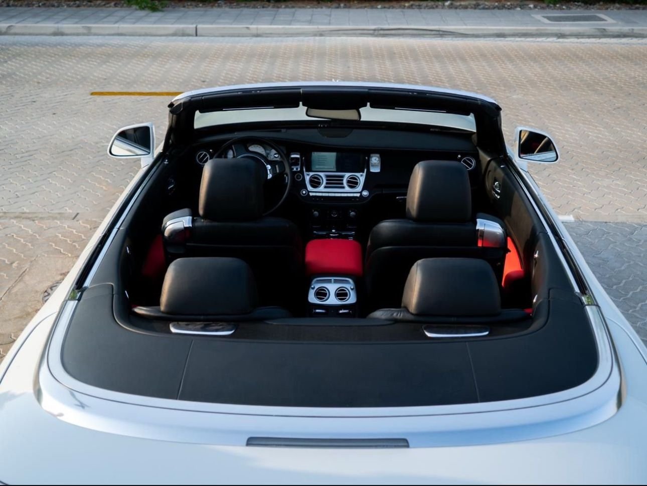 Rolls Royce Dawn 2023 (1)