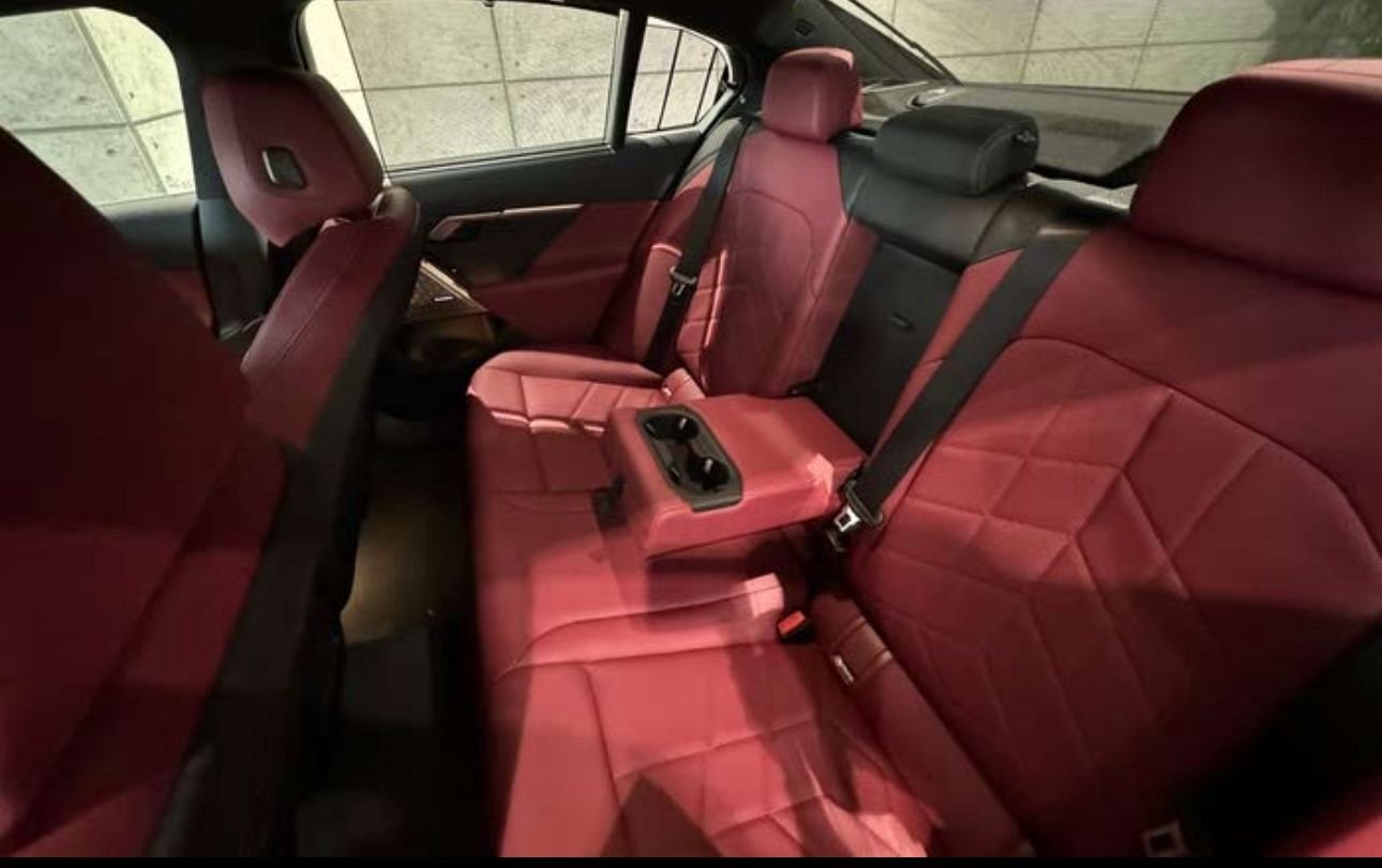 BMW 520i 2025 (2)